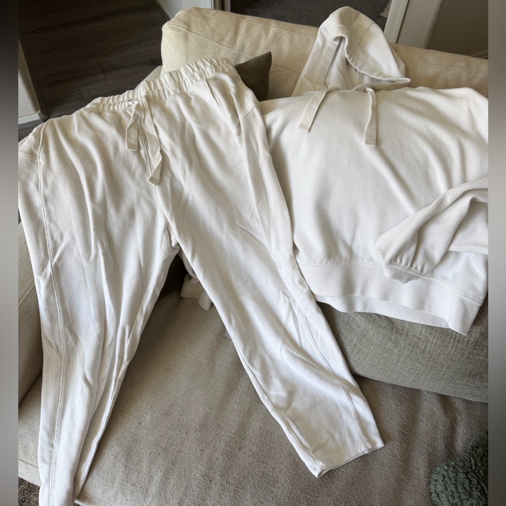 White women’s lounge hoodie and pants set